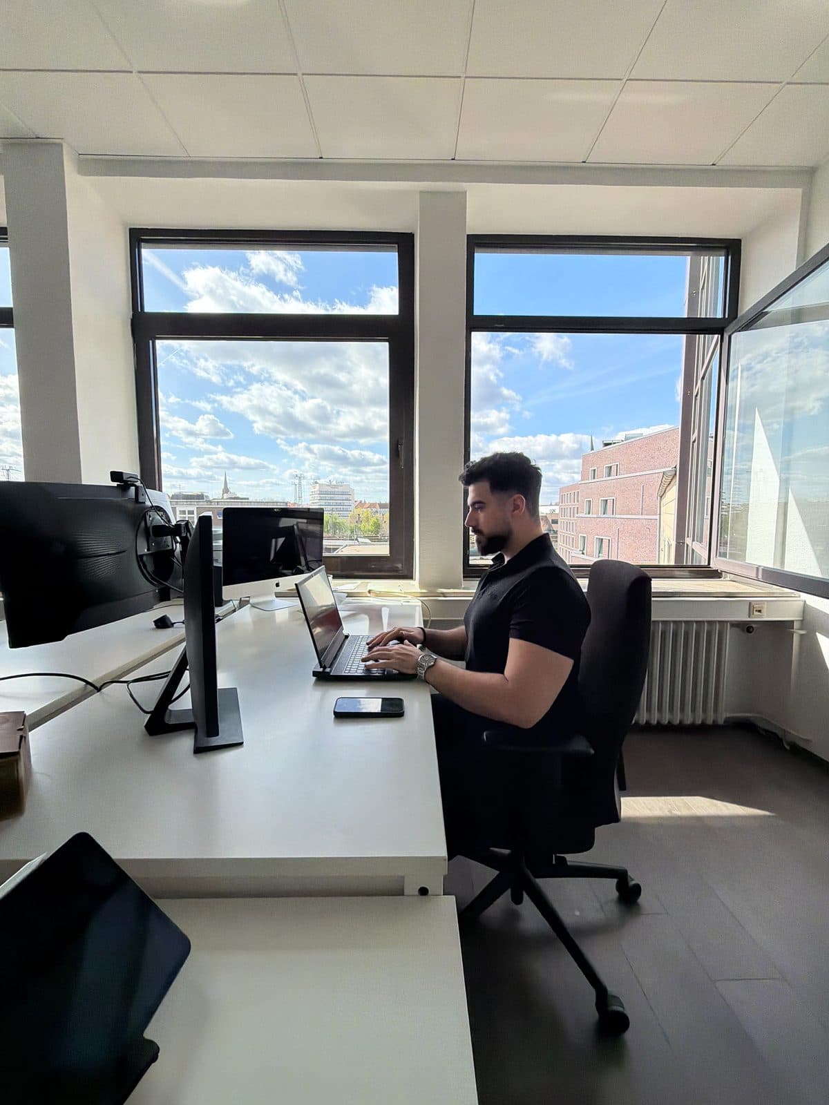 Burak Baris im Büro von BBR Management an der Hamburger Allee in Hannover