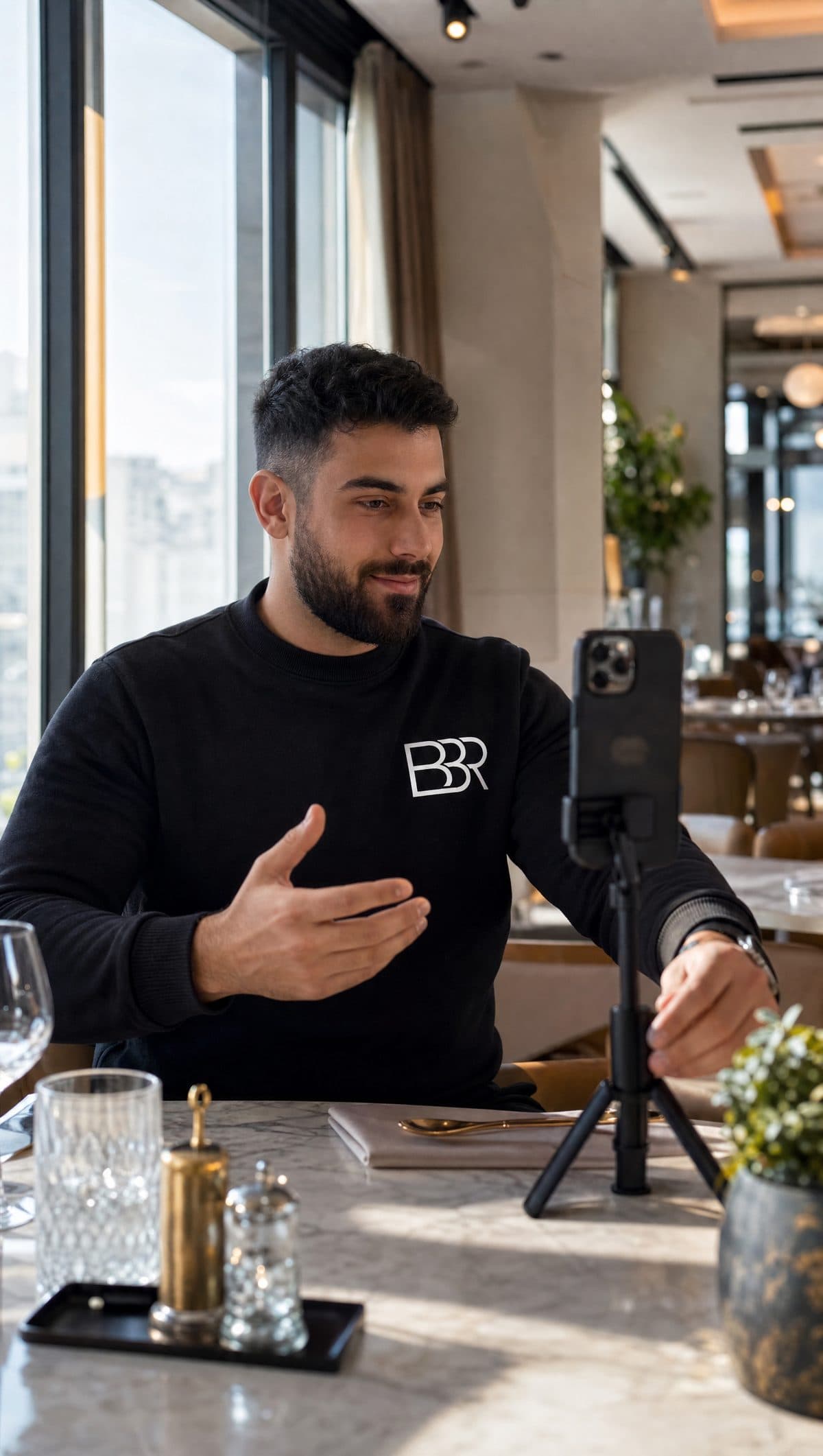 Burak Baris erklärt ein Kamera-Setup bei einer Content-Produktion vor Ort